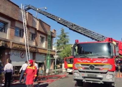 آتش سوزی یک ساختمان قدیمی در خیابان سعدی